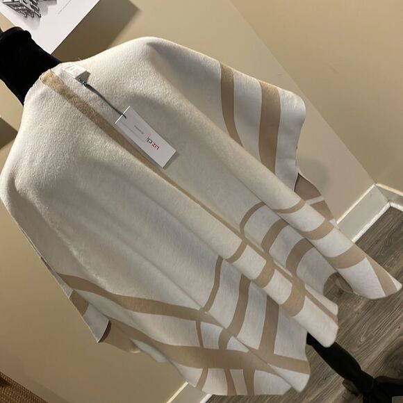 🎉 HP 🎉 Liz Claiborne Wrap in Beige Cream Poncho - Picture 7 of 12